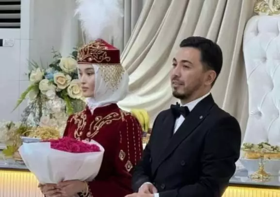 Желіде үшінші рет үйленген Дәурен Айдарқұловтың жас келіншегінің келбетін талқылауда