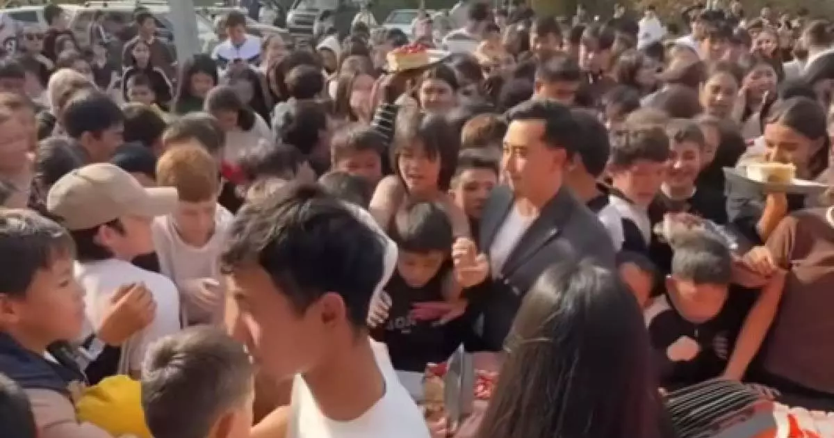  Алматыда тегін тортқа таласқандар бір-бірін таптап кете жаздаған (ВИДЕО) 