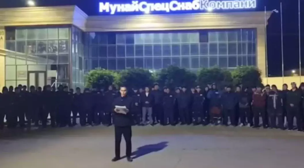 Жаңаөзенде мұнайшылар еңбек құқығы бұзылғанын айтып, ереуілге шықты (видео)