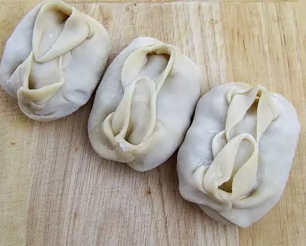 Мәнті түйіп отырған қазақстандық депутатты келіншектер жаппай қолдады