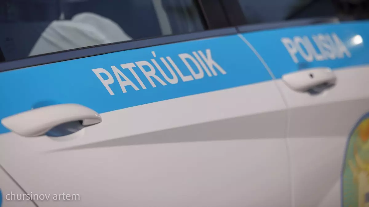 "Көлік қарсы жолаққа шығып кетіп бара жатты": Бурабайда екі полицей үш адамды өлімнен құтқарып қалды