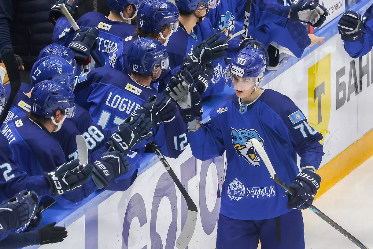 Орыс порносын көру: Жолдағы жезөкше Жасырын зәр шығару порносы