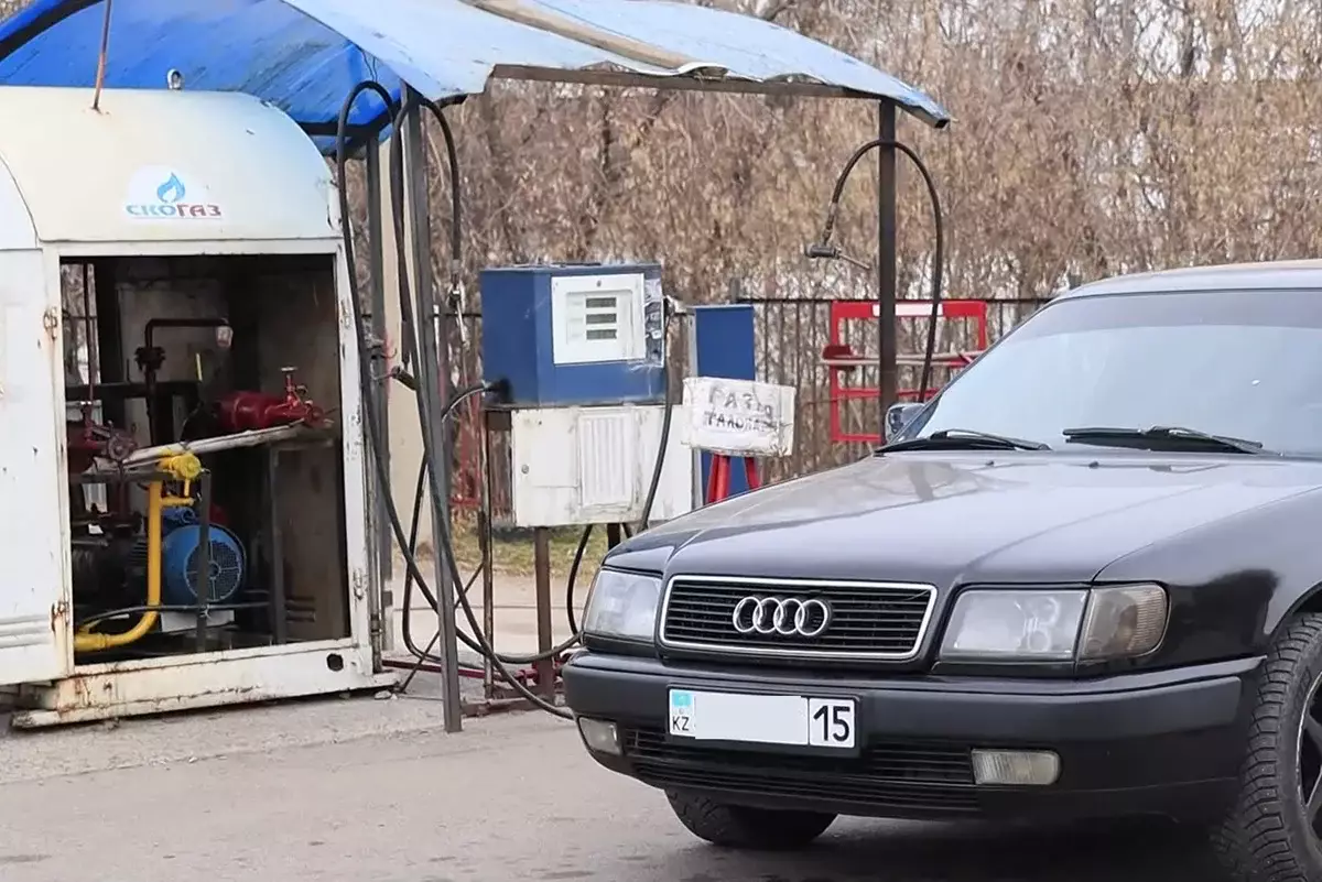 Дефицит газа: автолюбители стоят часами в очередях на автозаправках СКО