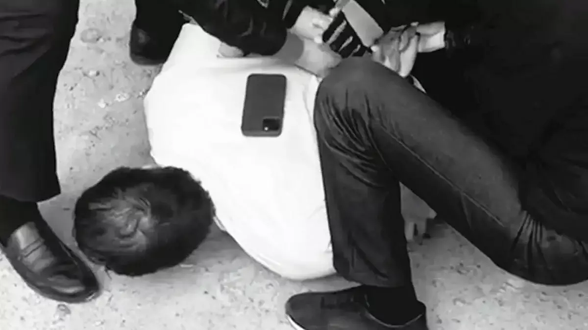 Ақтау маңында полициядан қашқан жүргізуші мефедрон толы түйіншектерді терезеден лақтырып жіберді (ВИДЕО)