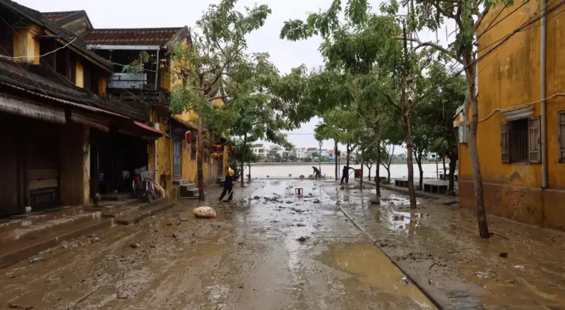 Наводнение унесло жизни десятков во Вьетнаме