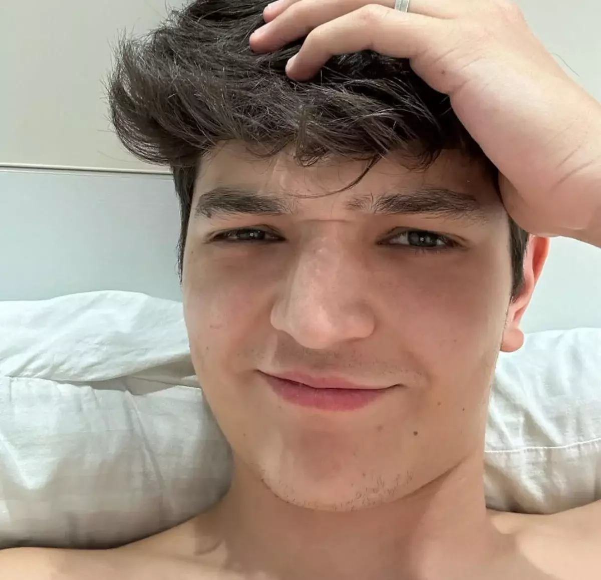 Казахстанцы массово атаковали российского певца Акмаля после неудачной шутки