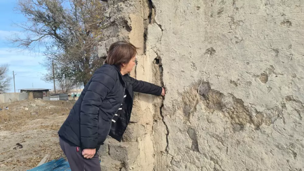 “Держится на моих руках“: история казахстанки, которую может погубить собственный дом