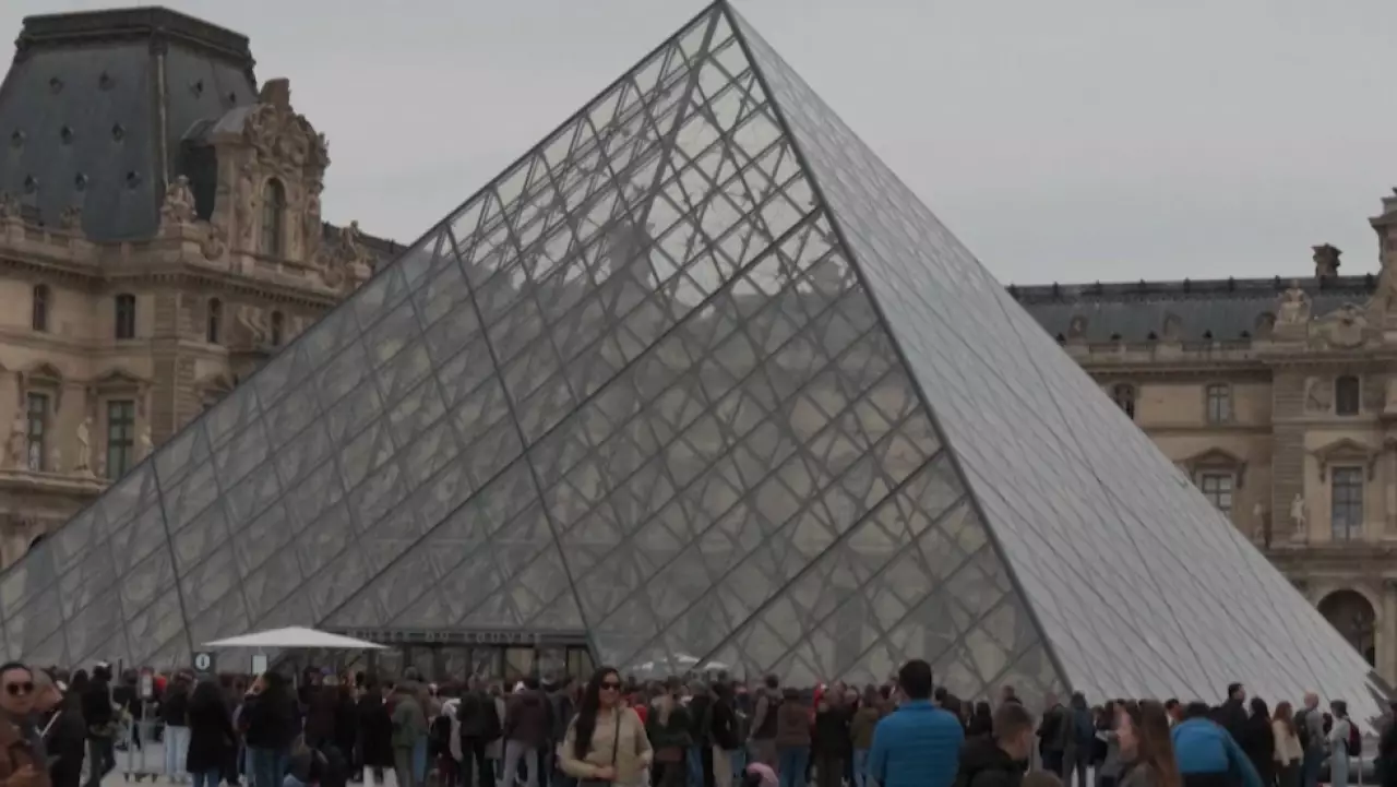 Двух грабителей Лувра задержали во Франции