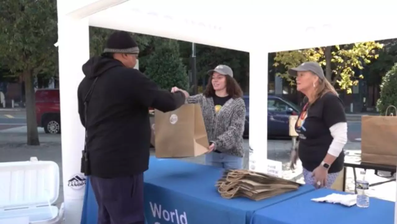 АҚШ-та тұрғындардың бір бөлігі азық-түліктен тарығып отыр