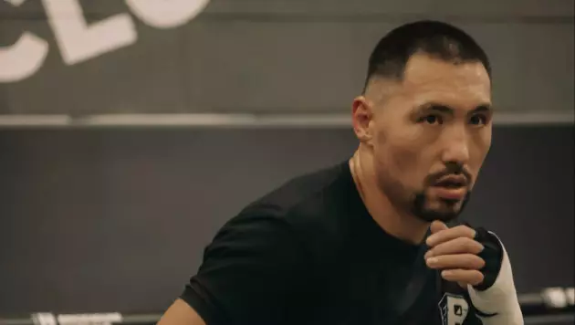 Официально объявлен бой Алимханулы за три титула чемпиона мира