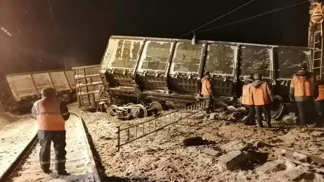 Юбка мен көйлек киген әдемі қыздар