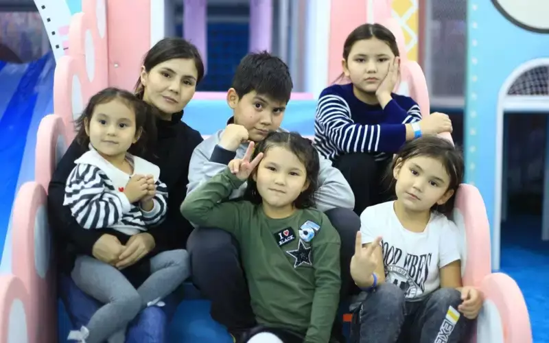 Ел чемпионы атанған бес балалы анаға 1 миллион теңге табысталды