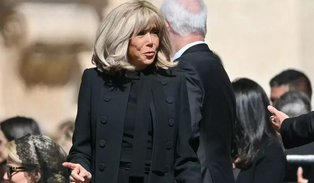 Тех, кто назвал Брижит Макрон "мужчиной", начали судить во Франции