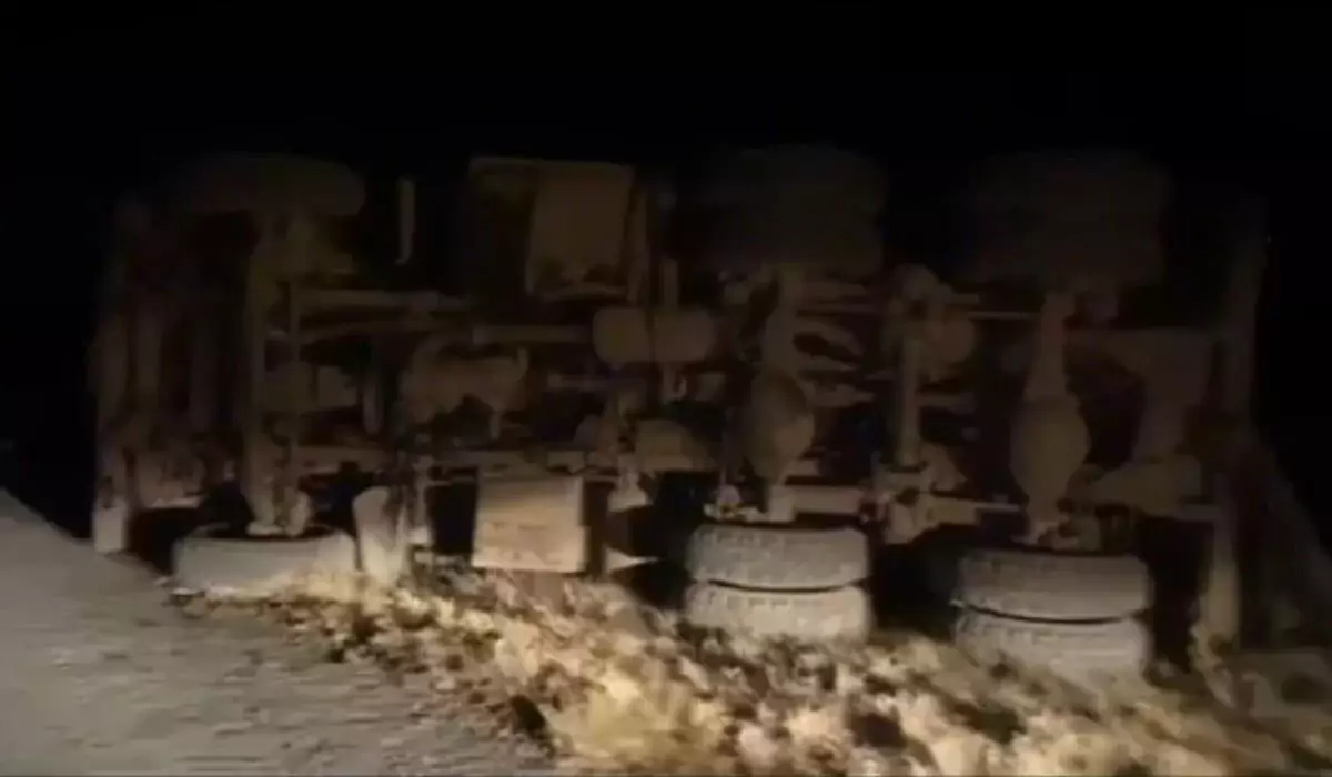 Нетрезвый водитель опрокинул КамАЗ на трассе в Павлодарской области (ВИДЕО)