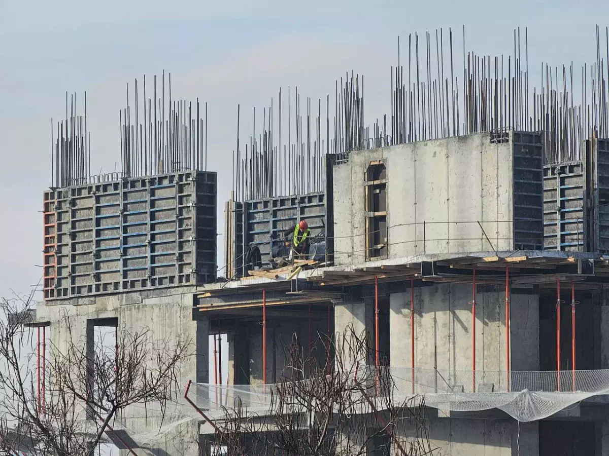 Административные штрафы и лишение строительных лицензий: алматинских подрядчиков наказали за нарушения