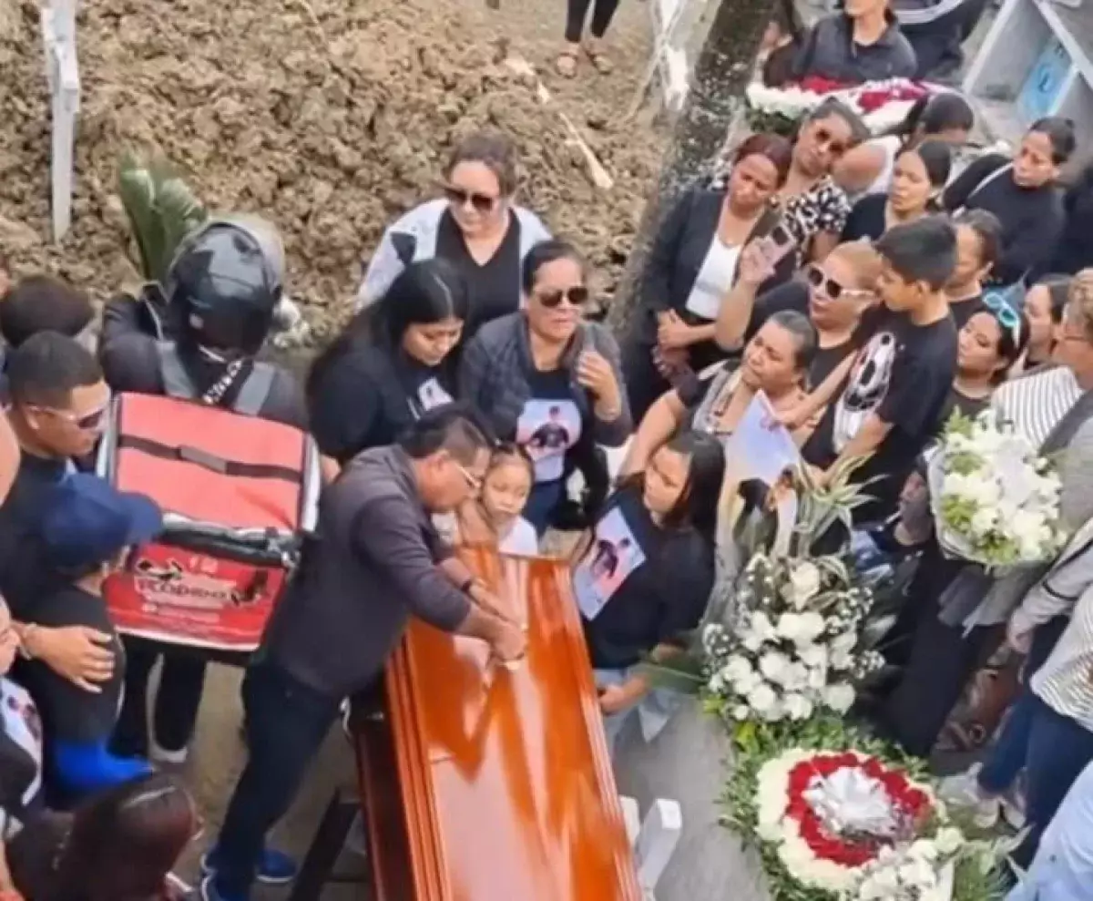 Курьер провалился в раскопанную землю на похоронах