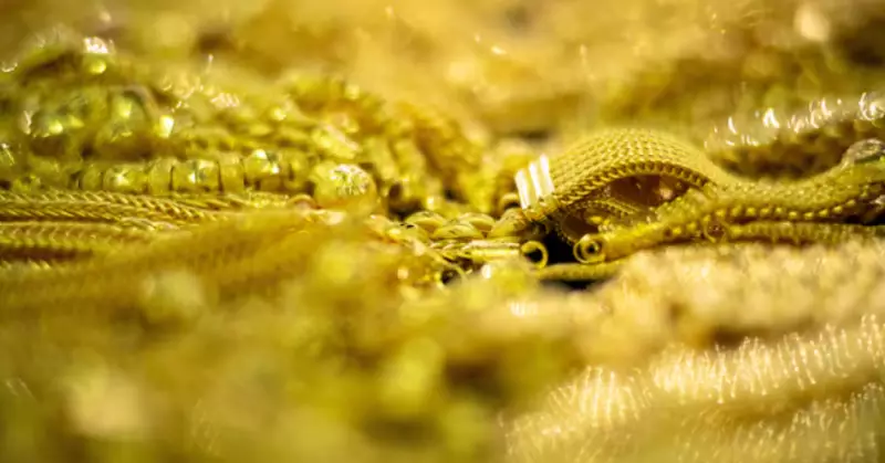 Цены на золото растут на фоне падения доллара и решения ФРС