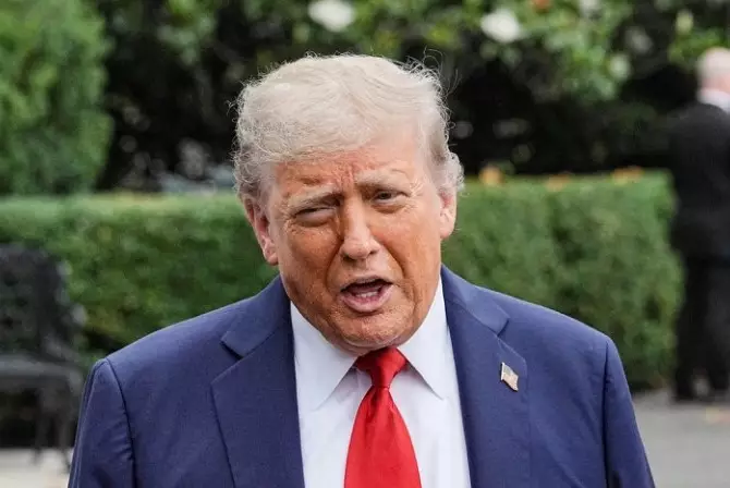 Трамп заявил, что в два раза снизил пошлины на товары из Китая