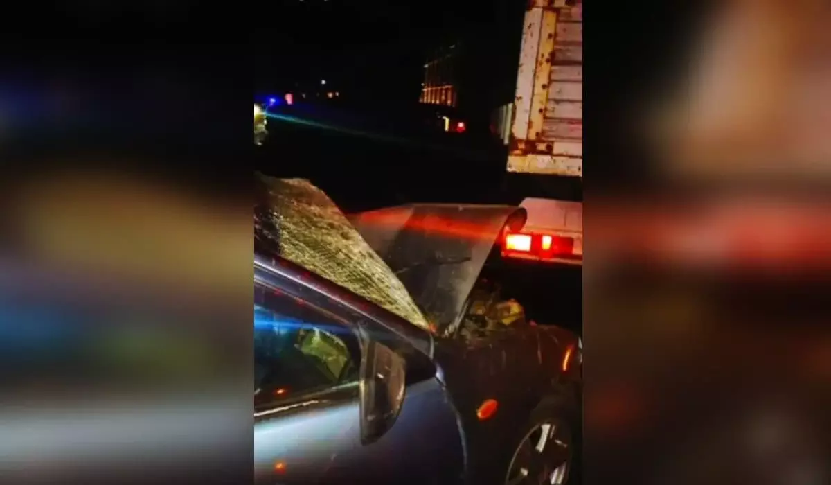 Легковушка врезалась в прицеп КамАЗа: страшное ДТП произошло в Павлодарской области