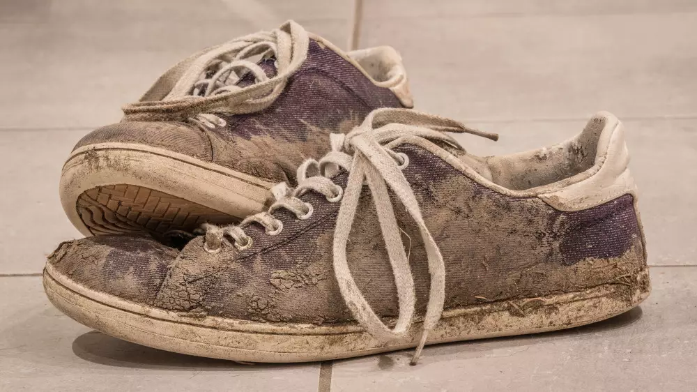 Зумеры превратили грязные и страшные кроссовки в модный тренд