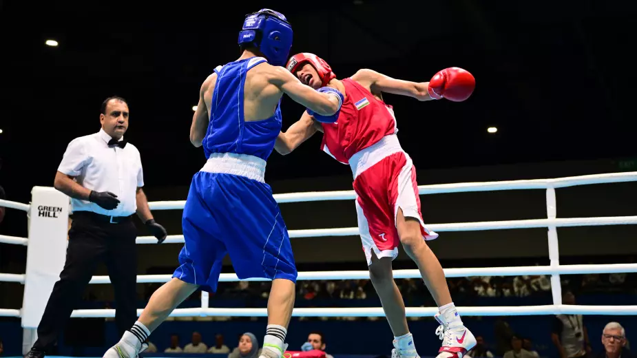 Казахстанец уступил узбекскому боксеру в финале юношеской Азиады
