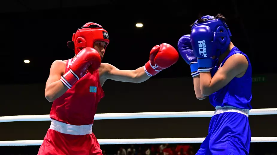 Казахстанец разгромил соперника и принес первое золото в боксе