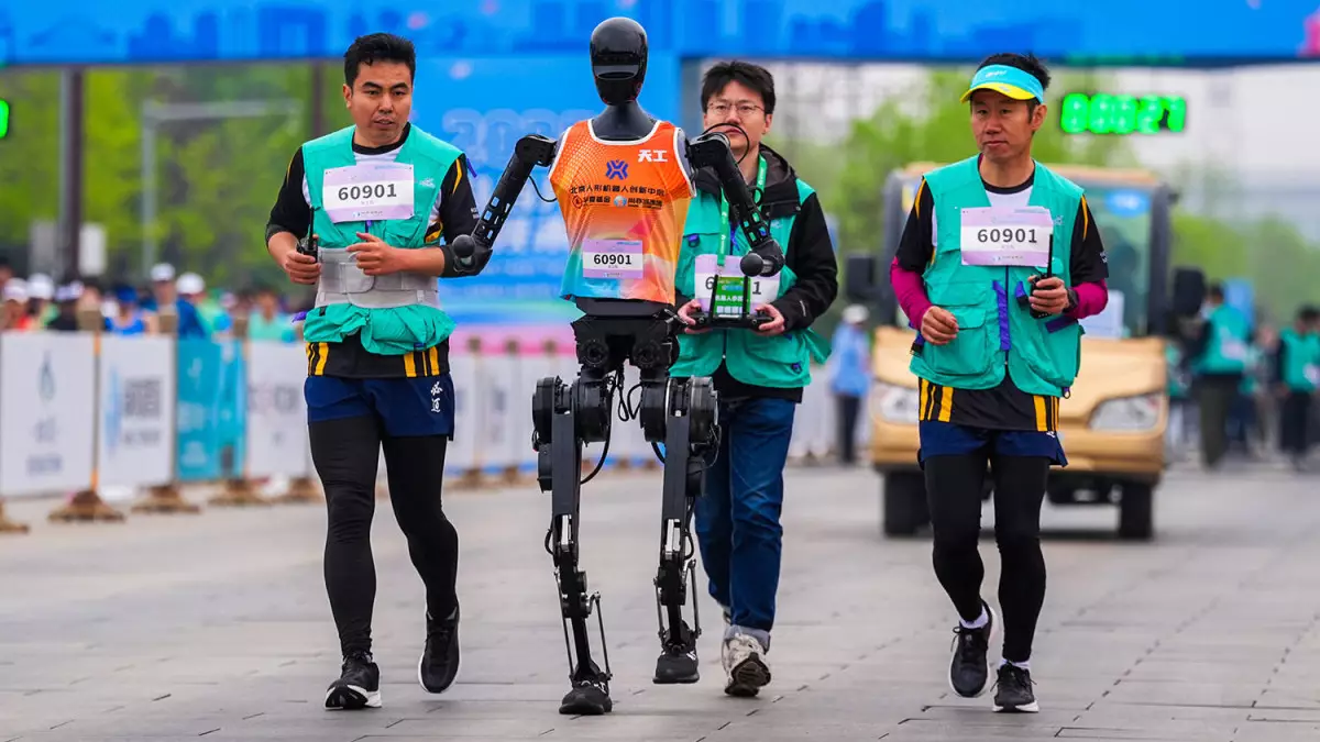 Қытайда алғаш рет адам мен роботтар бірге жүгірген жартылай марафон өтті