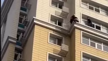 Құтқарушылар 15 қабаттан секірмек болған қызды құтқарды