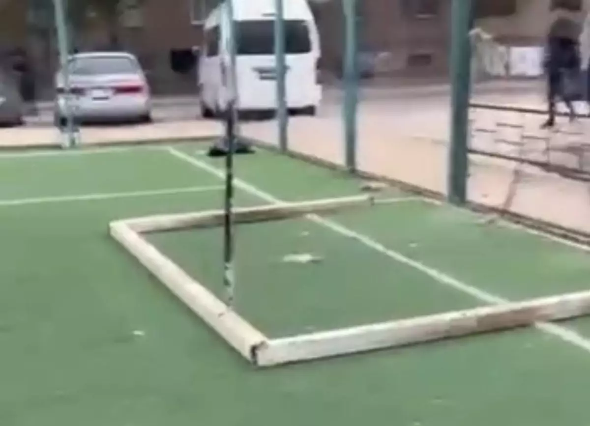 Ақтауда балалар ойнап жүрген спорт алаңында қақпа құлап түсті