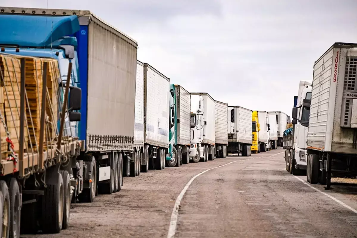 Казахстан парализовал поставки из Китая в Россию - доставка подорожала на 40% - новости на Lada.kz 30.10.2025