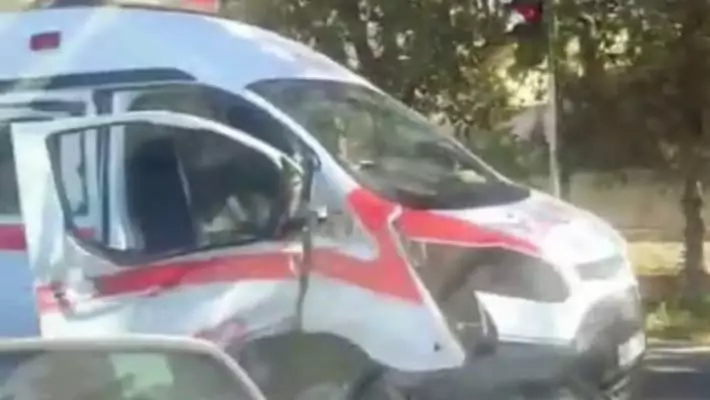 В Ташкенте Mercedes G-Class столкнулся со «скорой»: есть пострадавшие