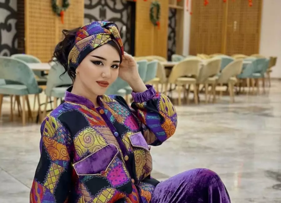 Атыраулық қыз марқұмдардың жалғанған кірпіктерін алып, жерлеуге көмектеседі