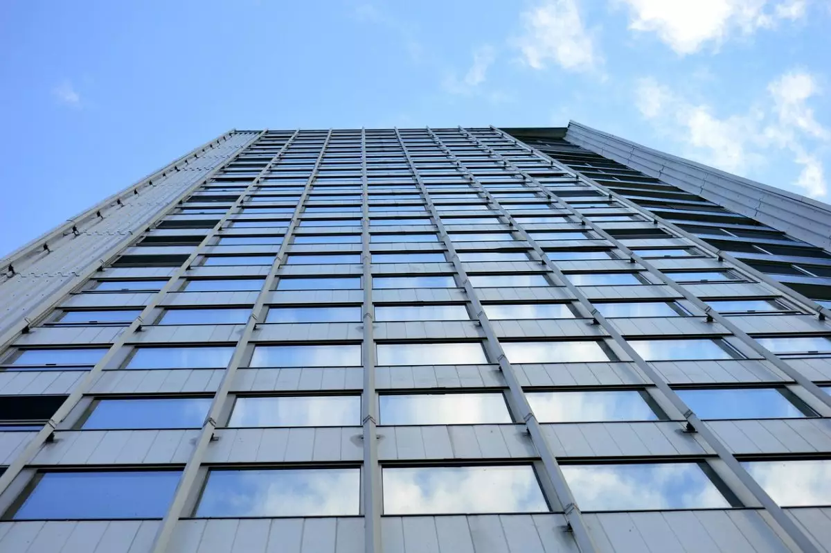 Переговоры на 15 этаже: спасатели отговорили девушку от отчаянного шага в Астане (ВИДЕО)