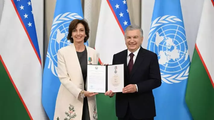 Шавкат Мирзиёев наградил гендиректора ЮНЕСКО орденом «Дустлик»