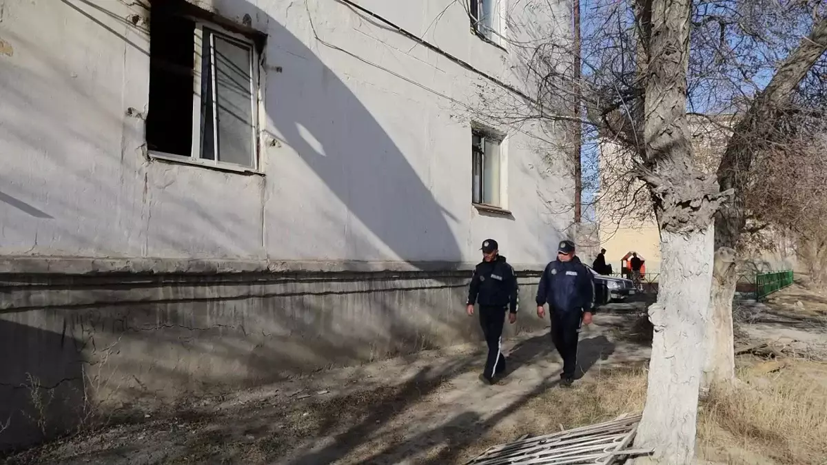 Ұлытауда полицейлер өртеніп жатқан үйдің ішінен үш баланы аман алып шықты