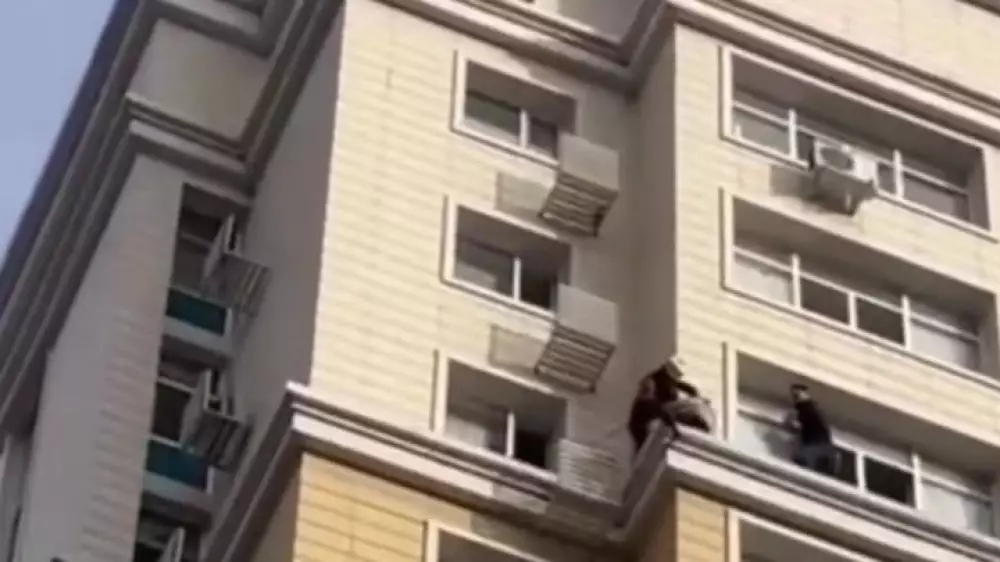 Астанада 15-қабат деңгейінде ғимарат жақтауына шыққан қыз құтқарылды: видео