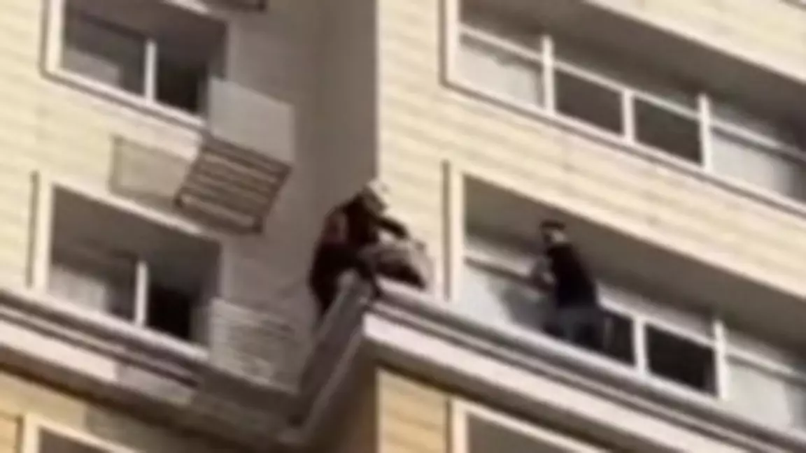 Астанада 15-қабатқа шығып алған қыз жұртты шошытты