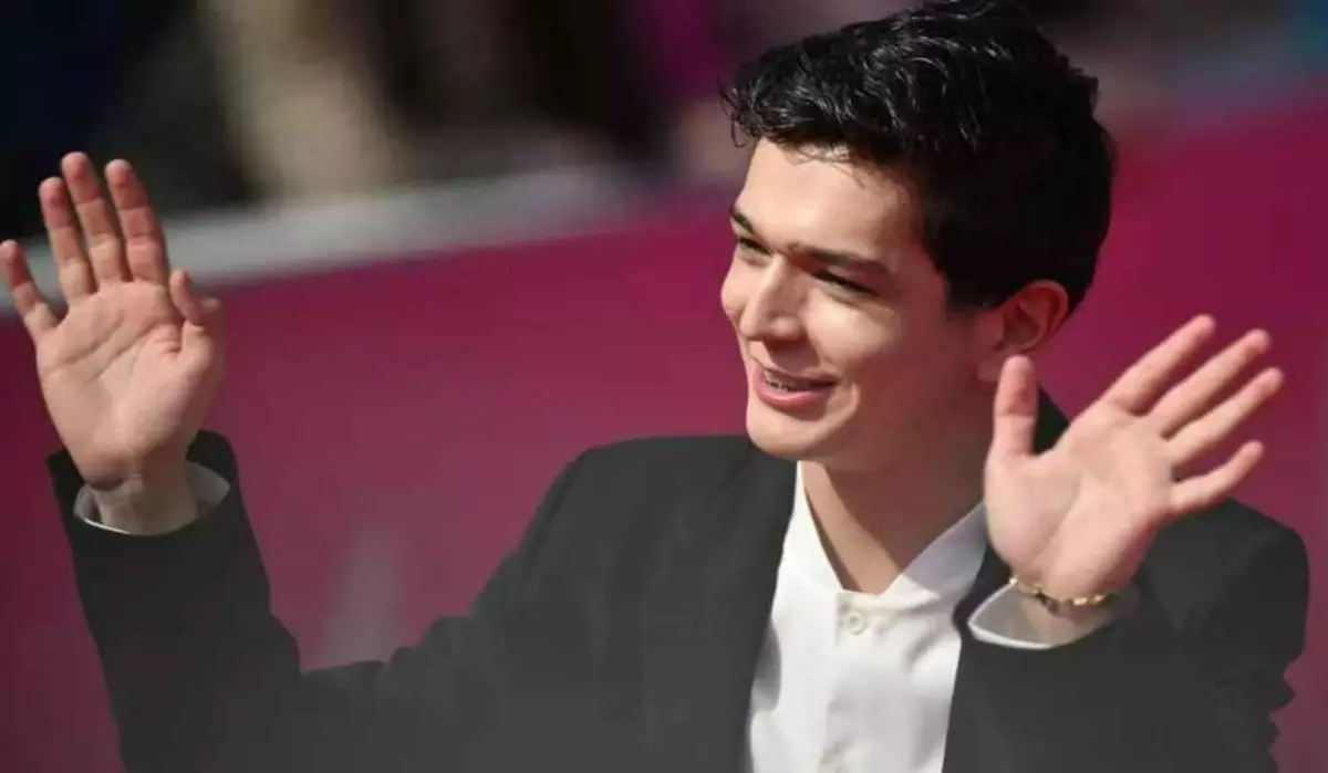 В Казахстане отменили концерты Akmal после провокации с желто-синим пакетом.