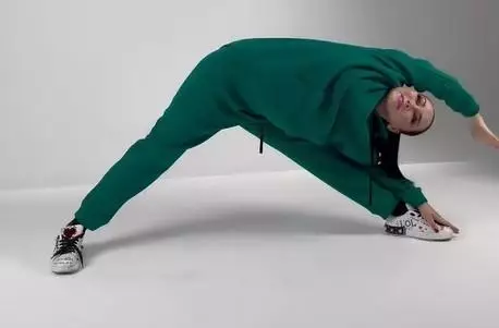 «Бұдан да жақсы жасаймын»: желіде Баян Алагөзованың шпагатқа отырған видеосы талқылануда