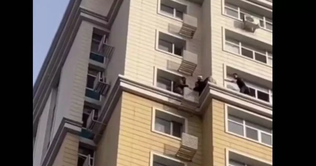  Астанада 15-қабаттан секірмек болған қыз құтқарылды 