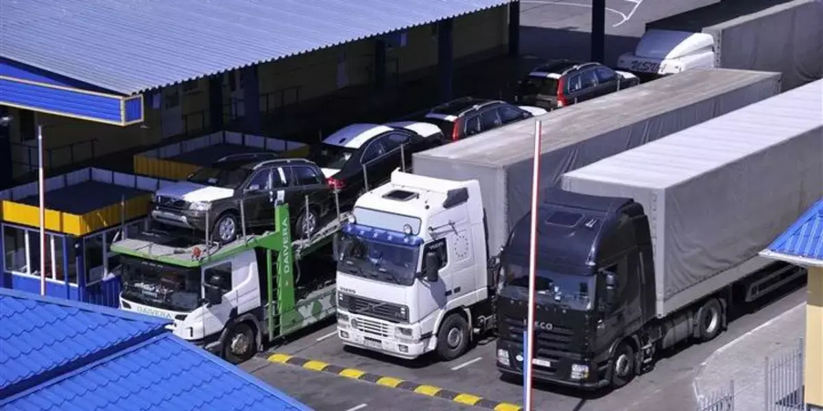 Новые правила на дорогах: таможенники Казахстана обязаны включать камеры при каждой проверке - новости на Lada.kz 30.10.2025