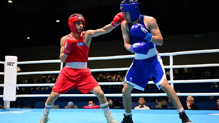 Казахстанец отправил узбекского боксера в нокдаун и выиграл финал Азиады