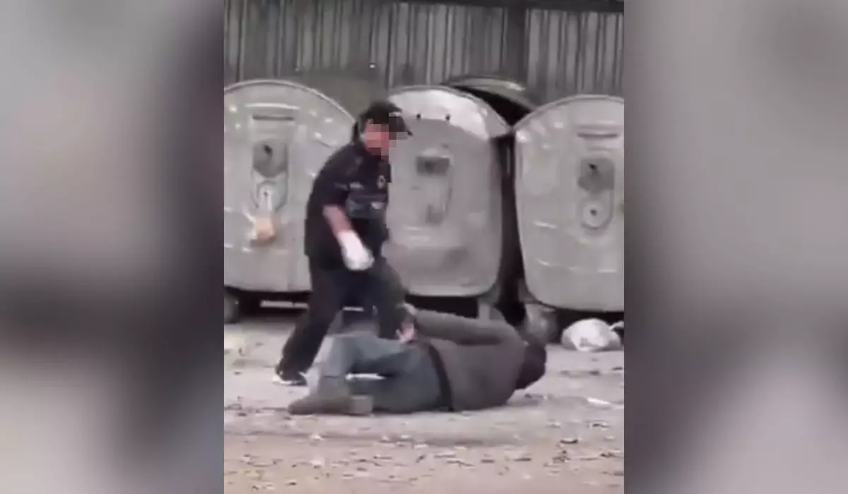 Подросток отпинал лежащего на земле бездомного в Алматы