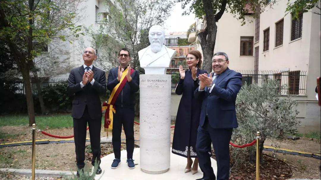 Бюст казахского поэта Абая Кунанбаева открыли в Риме