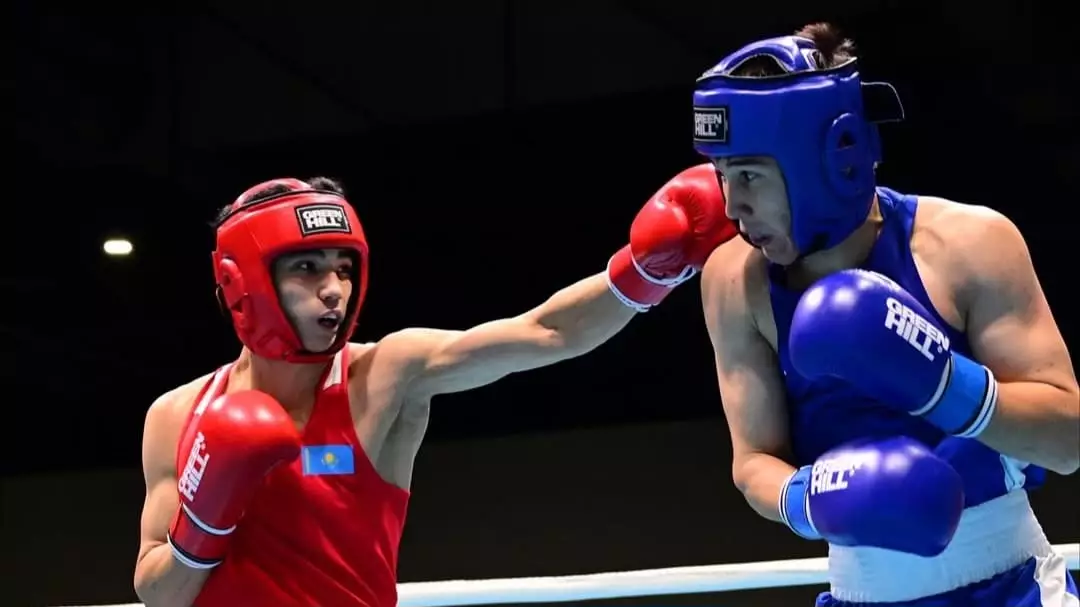 Қазақстандық боксшы өзбекстандықты нокдаунға түсірді (ВИДЕО)