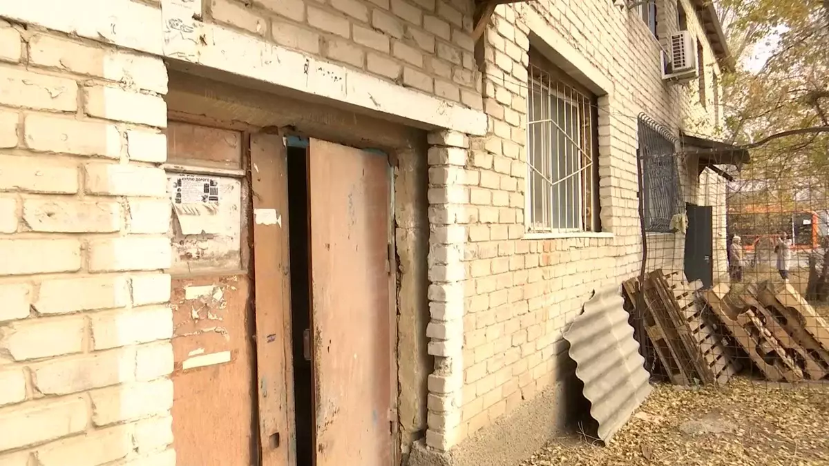 Держится на «честном слове»: актюбинцы боятся остаться под обломками разрушающегося дома