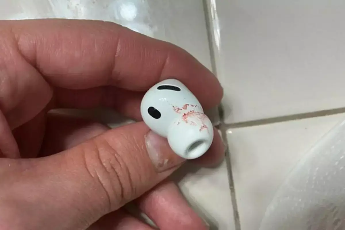 Наушники Apple вызвали кровь из ушей - новости на Lada.kz 30.10.2025