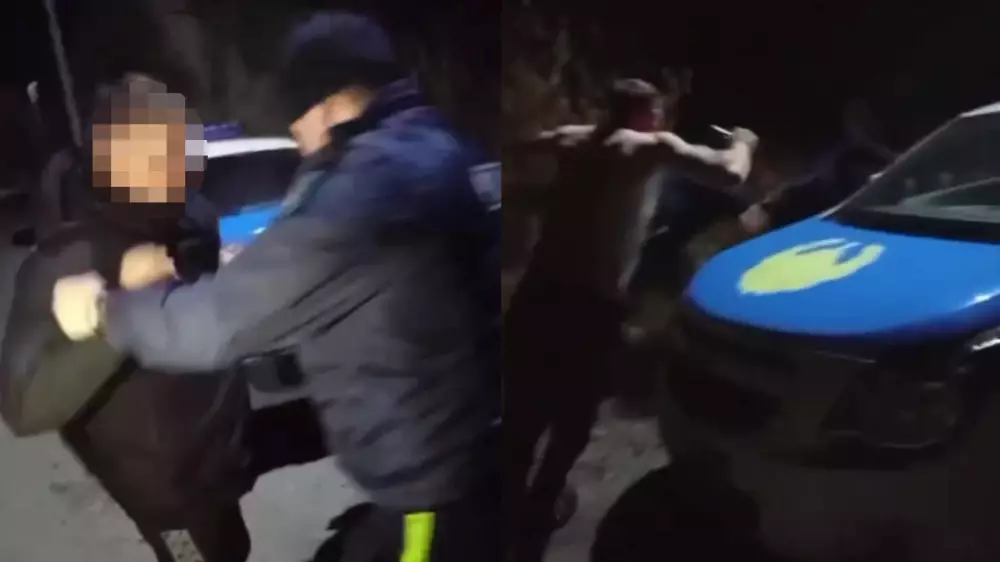 “Погоны снимай“: полуголый мужчина набросился с ножом на полицейских на севере Казахстана