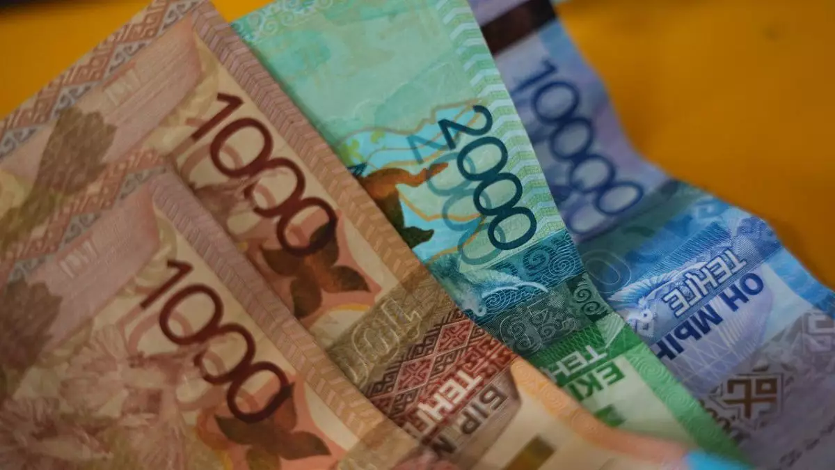 Тенге под прицелом прогнозов: ждать ли девальвации в 2026 году