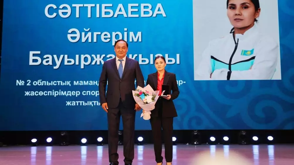 Таразда бокстан ел чемпионы атанған бес баланың анасына атақ берілді